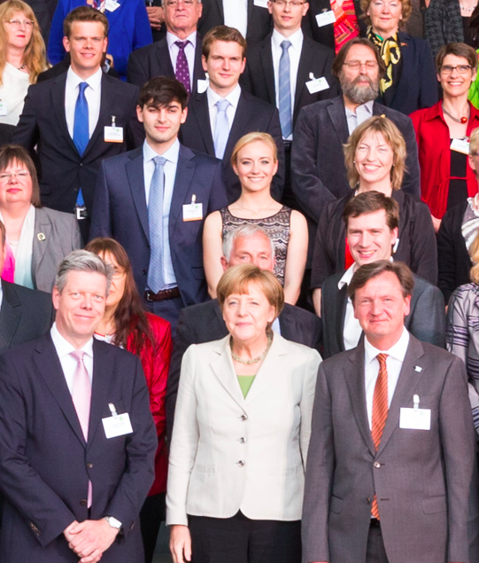 Vorsitzender Titus Brinker (2ter oben rechts) auf dem Gruppenbild mit Kanzlerin Angela Merkel. Copyright: startsocial e.V.